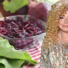 Magda Gessler i jej przepis na buraczki zasmażane. Na stole świeże buraki, czosnek i olej.