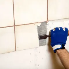 Jak skuc kafelki bez ryzyka uszkodzeń - skuteczne metody i porady