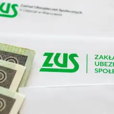 Pieniądze i dokumenty ZUS. Symbol wsparcia dla rodziny, gdy przyznawana jest renta po zmarłym ojcu.