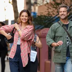 Katie Holmes i Joshua Jackson spacerują ulicą, przypominając scenę z ich wspólnych filmów.