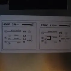 Schemat podłączenia płyty indukcyjnej: 400V 2N~ (L1, L2, N, PE) i 230V 1N~ (L1, N, PE). Jaki kabel do indukcji? Sprawdź kolory przewodów: zielono-żółty (PE), czarny (L1), brązowy (L2/L1), niebieski (N).