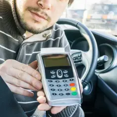 Czy w taxi można płacić kartą? Sprawdź, aby uniknąć problemów z płatnością