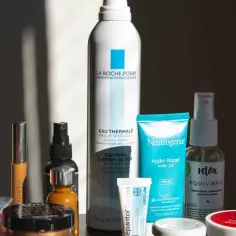 Kosmetyki do bagażu podręcznego: duży spray termalny, żel nawilżający, kremy i serum. Sprawdzam, ile wody w bagażu podręcznym mogę zabrać.