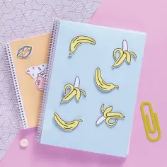 Jak ozdobić zeszyt do polskiego? Naklejki z bananami i serduszkami dodadzą mu uroku!
