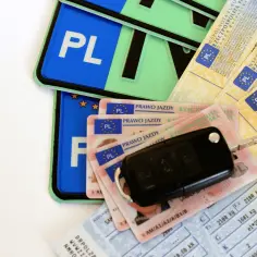 Kluczyki do auta, kilka dowodów rejestracyjnych i prawo jazdy. Czy prawo jazdy trzeba odebrać osobiście? To pytanie nurtuje wielu kierowców.