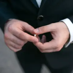 Co oznacza srebrna obrączka u mężczyzny i jej symbolika w relacjach
