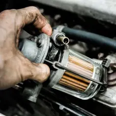 Gdzie jest filtr paliwa w toyota rav4 2.0 benzyna? Oto, co musisz wiedzieć