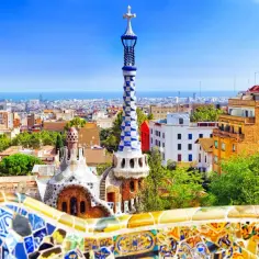 Kolorowe mozaiki i fantazyjne wieże Parku Güell na tle Barcelony. Sprawdź park guell godziny otwarcia i zaplanuj wizytę!