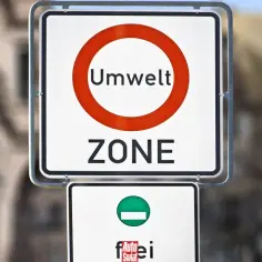 Znak Umwelt ZONE w Berlinie. Wjazd do zielonej strefy tylko dla pojazdów spełniających normy.