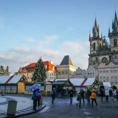 Stary Rynek w Pradze z choinką i straganami. W tle gotyckie wieże kościoła Marii Panny przed Tynem.