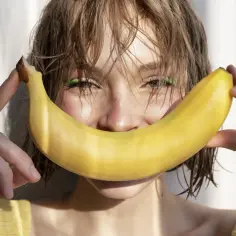 Uśmiechnięta twarz z bananem zamiast ust. Czy to sposób na uniknięcie hipokaliemii?