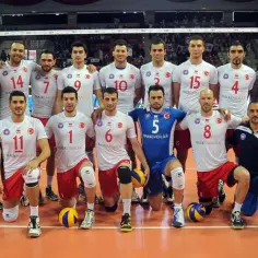 Drużyna siatkarska Halkbank Ankara w komplecie, gotowa do meczu.