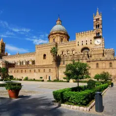 Katedra w Palermo, piękna architektura. Zastanawiasz się, ile trwa lot z Warszawy do Palermo?