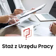 Rozmowa kwalifikacyjna. Dwie osoby analizują dokumenty, obok laptop i CV. To może być Twój staż z Urzędu Pracy!