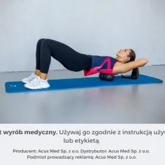 Kobieta leży na macie, masując plecy podwójną piłką do masażu.