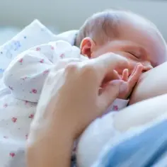 Czy dopajać noworodka karmionego piersią? Fakty, które musisz znać