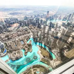 Widok z góry na Dubaj, z turkusową wodą i drapaczami chmur. Idealne miejsce na wakacje w Dubaju.