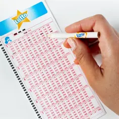 Dłoń z ołówkiem zaznacza liczby na kuponie Lotto.