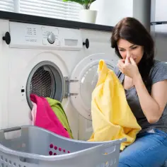 Dlaczego pranie śmierdzi stęchlizną? Oto najczęstsze przyczyny i rozwiązania