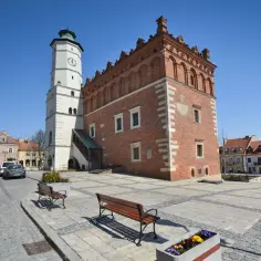 Rynek w Sandomierzu, gdzie leży to piękne miasto, z ratuszem i wieżą.