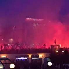 Tłum z polskimi flagami, race i dym tworzą atmosferę manifestacji. W tle billboard Santander. To obraz silnego nacjonalizmu.
