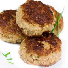 Złociste kotlety mielone, idealne na obiad. Sprawdź kotlet mielony kcal i ciesz się smakiem!
