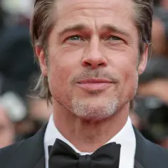 Brad Pitt w czarnym smokingu z muszką. Gwiazda znana z wielu niezapomnianych brad pitt filmy, prezentuje się elegancko.