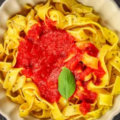 Pappardelle z bogatym, pomidorowym sosem i listkiem bazylii. Pyszny sos do makaronu, który zachwyca smakiem.