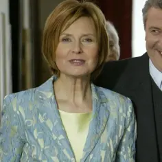 Barbara Bursztynowicz, uśmiechnięta, w eleganckiej marynarce, obok mężczyzny w garniturze. Choroba nie powstrzymała jej radości.