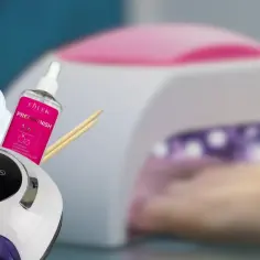 Czy lampy UV do paznokci wymagają specjalnego czyszczenia z resztek żelu? Na zdjęciu lampa, płyn Prep&Finish, waciki i patyczki.