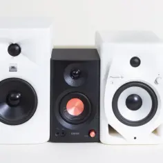 Różne głośniki, w tym biały JBL. Dowiedz się, jak podłączyć głośnik JBL do komputera przez USB, aby cieszyć się doskonałym dźwiękiem.