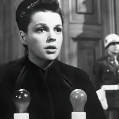 Judy Garland w roli prawniczki, z mikrofonem i żołnierzem w tle. Jej mąż, Vincente Minnelli, był reżyserem.