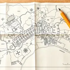 Mapa zasadnicza do warunków zabudowy przedstawia szczegółowy plan miasta Aderigh z zaznaczonymi budynkami, ulicami i terenami zielonymi.