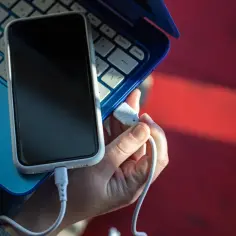 Podłączanie telefonu z Androidem do laptopa przez USB, aby rozpocząć instalację.
