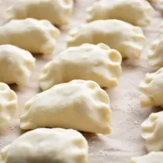 Gotowe do gotowania pierogi z ciasta na miękkie ciasto na pierogi.