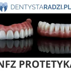 Dwie protezy zębowe, górna i dolna, prezentują naturalny wygląd.