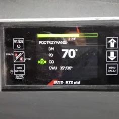 Wyświetlacz kotła IRYD RTZ z temperaturą 70°C i wskaźnikiem podtrzymania.