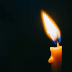 Płonąca świeca symbolizuje mądre słowa po stracie bliskiej osoby. Płomień rozświetla ciemność, dając nadzieję i ukojenie.