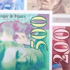 Fragmenty dawnej waluty Francji: banknot 500 franków z Banque de France i 200 franków.
