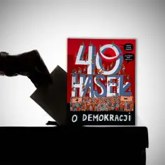 Ręka wrzuca kartę do urny obok okładki książki "40 haseł o demokracji".