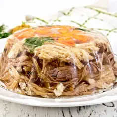 Zimne nóżki z mięsem i warzywami, w galarecie. Czy galaretkę można włożyć do zamrażarki? To pytanie nurtuje wielu.