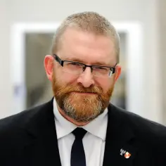 Kim jest Grzegorz Braun? Kontrowersje i wpływ na politykę Polski