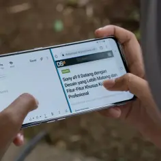 Telefon z podzielonym ekranem na dwie części: notatnik i przeglądarka internetowa. Pokazuje, jak podzielić ekran na 2.