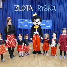 Dzień postaci z bajek pomysły: dzieci i opiekunki w strojach Myszki Miki i Minnie, w tle napis "Złota Rybka".