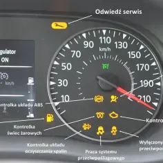 Na desce rozdzielczej świeci się kontrolka świec żarowych, obok wskaźnika paliwa.