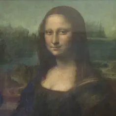 Słynny obraz Mona Lisa w złoconej ramie, z tajemniczym uśmiechem kobiety na tle krajobrazu.