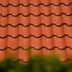 Czerwona dachówka ceramiczna, idealna na dach. Sprawdź atrakcyjną dachówka cena za m2.
