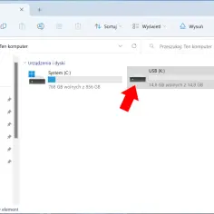 Widok "Ten komputer" z zaznaczonym pendrivem USB (K:). Dowiedz się, jak zabezpieczyć hasłem pendrive, aby chronić swoje dane.