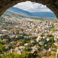 Widok na miasto Gjirokastra z kamiennego łuku. Czy Albania jest w Schengen? To pytanie zadają sobie turyści planujący podróż do tego malowniczego kraju.