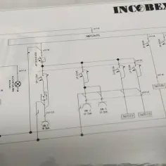 Schemat układ sieci TT z wyłącznikami, bezpiecznikami i lampką sygnalizacyjną.